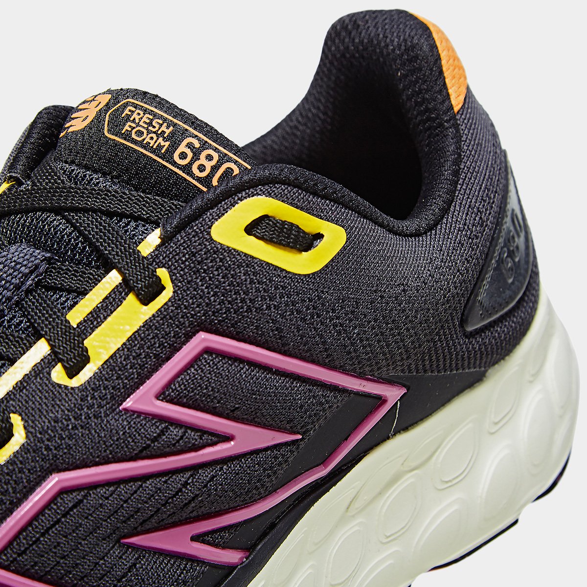 Tênis New Balance Fresh Foam 680 V8 Feminino - Preto+Rosa