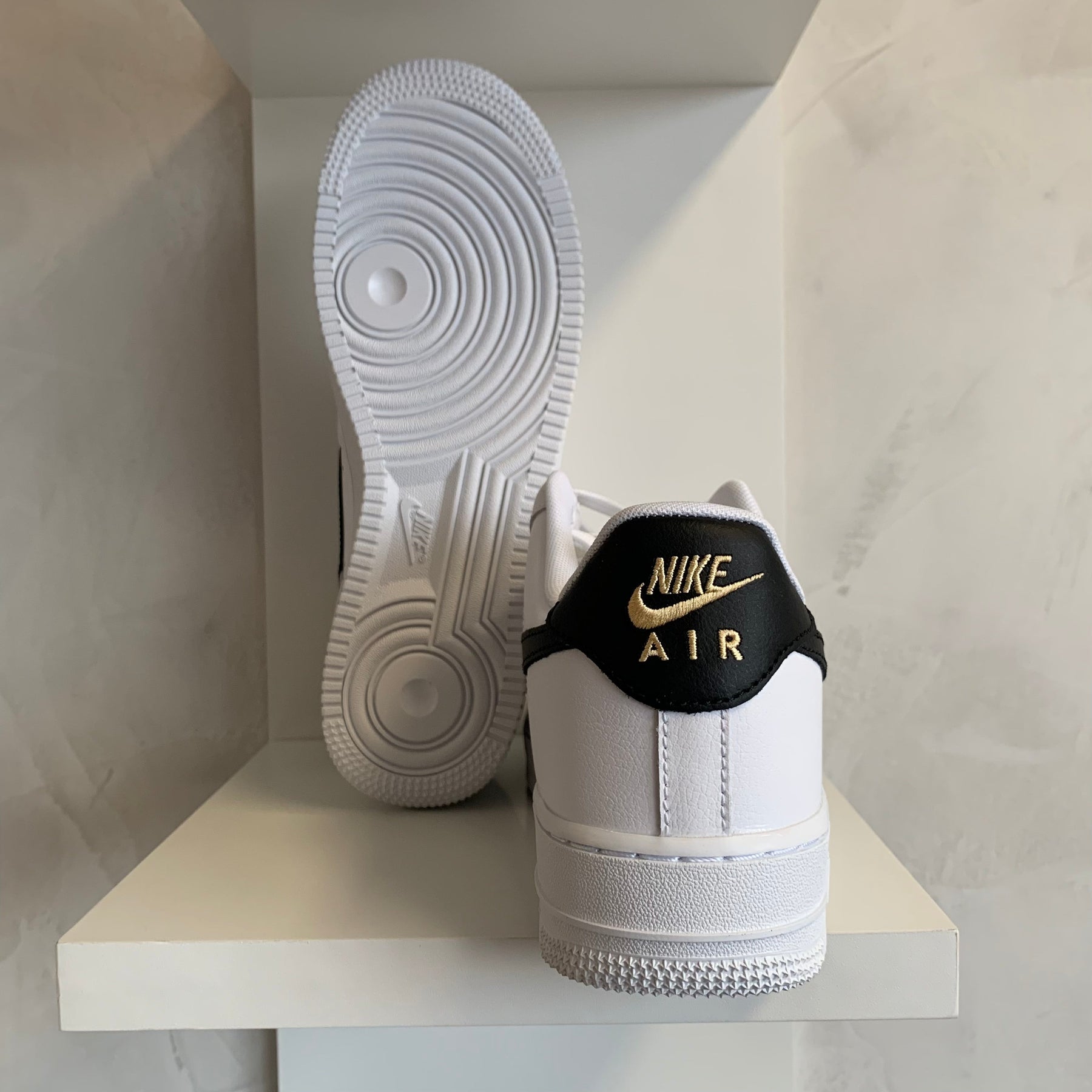 Nike Air Force 1 Essential White Black Gold (Pronta Entrega)