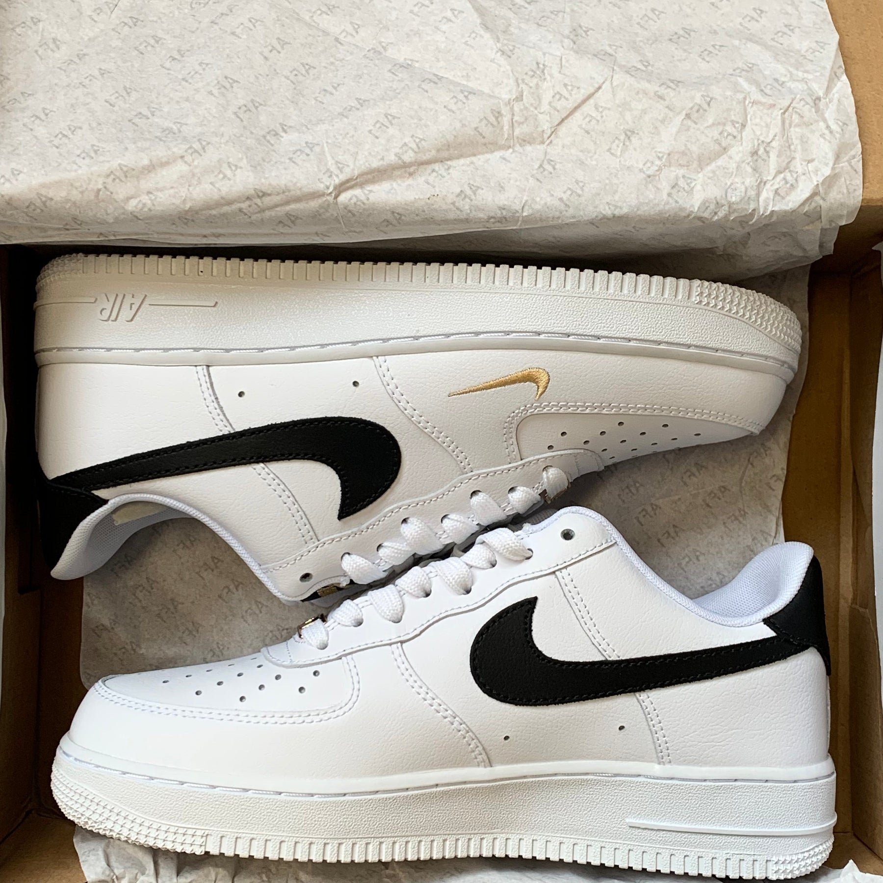 Nike Air Force 1 Essential White Black Gold (Pronta Entrega)